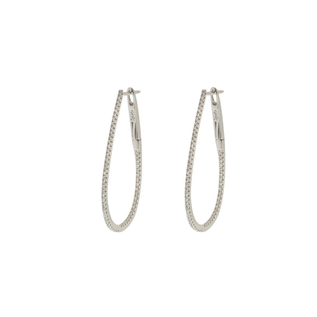 Diamond Hoop earrings. Hoop earrings. Gold hoop earrings. Gold and Diamond hoop earrings. Easy to wear hoops. Diamond hoops. Diamond earrings for gift. Χρυσοί κρίκοι. Διαμαντένιοι κρίκοι. Κρίκος με διαμάντια. Σκουλαρίκια κρίκοι. Σκουλαρίκι για δώρο. Fine jewelry. Anatol. Kifissia. Golden Hall. Athens.