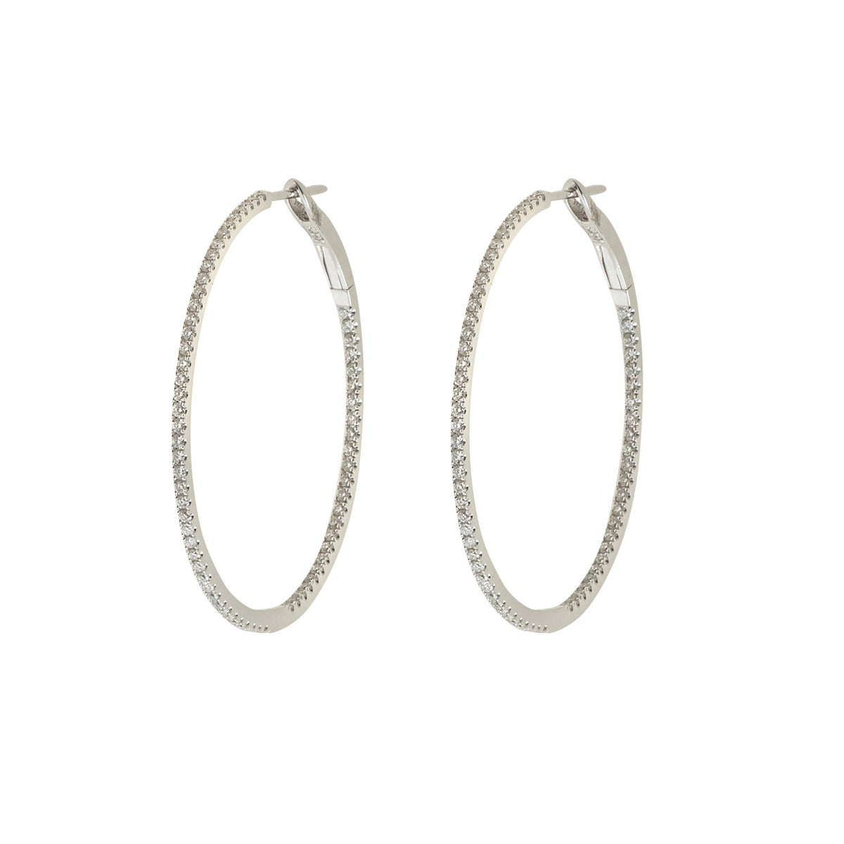 Diamond Hoop earrings. Hoop earrings. Gold hoop earrings. Gold and Diamond hoop earrings. Easy to wear hoops. Diamond hoops. Diamond earrings for gift. Χρυσοί κρίκοι. Διαμαντένιοι κρίκοι. Κρίκος με διαμάντια. Σκουλαρίκια κρίκοι. Σκουλαρίκι για δώρο. Fine jewelry. Anatol. Kifissia. Golden Hall. Athens.