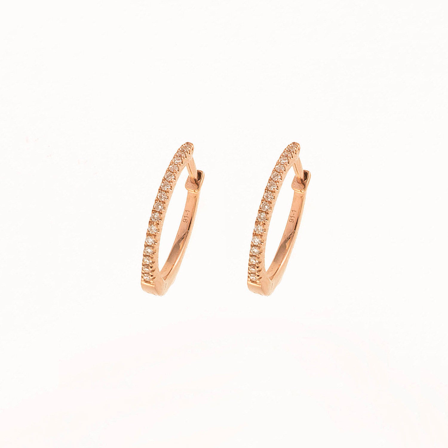Diamond Hoop earrings. Hoop earrings. Gold hoop earrings. Gold and Diamond hoop earrings. Easy to wear hoops. Diamond hoops. Diamond earrings for gift. Χρυσοί κρίκοι. Διαμαντένιοι κρίκοι. Κρίκος με διαμάντια. Σκουλαρίκια κρίκοι. Σκουλαρίκι για δώρο. Fine jewelry. Anatol. Kifissia. Golden Hall. Athens.