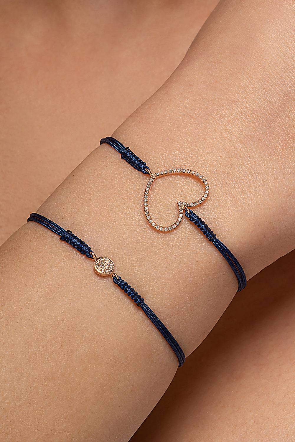 Cord bracelet. Diamond charm cord bracelet. Gold and diamond bracelet. Bracelet with charm and cord. Colourful cord bracelet. Anatol Jewellery. Χρυσά κοσμήματα. Βραχιόλι με κορδόνι. Χρυσό βραχιόλι με μπριγιάν. Κοσμήματα Κηφισιά.